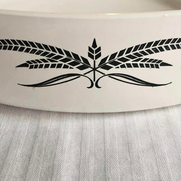 Anchor Hocking 11" White/Black Wheat Pattern Casserole Dish - Picture 5 of 7